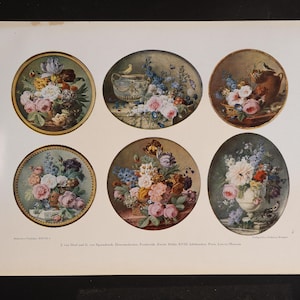 Puede incluir: Una impresión vintage con seis arreglos florales ovalados. Cada arreglo presenta una variedad de flores en tonos rosa, blanco, amarillo y azul, sobre un fondo apagado. La impresión tiene una estética clásica y antigua.