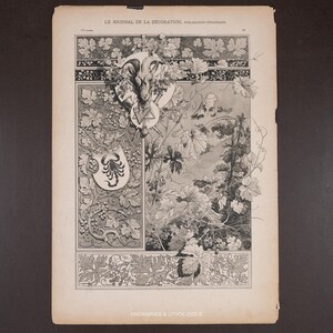 Puede incluir: Una página antigua de "Le Journal de la Décoration" con una ilustración en blanco y negro. La obra de arte incluye vides, una calavera de carnero y bordes decorativos. El texto "Engravings & Lithos 2025 ©" es visible.