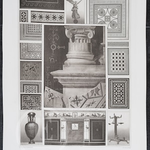 Könnte beinhalten: Schwarzweißillustration verschiedener Architekturfragmente aus Pompeji, darunter ein Säulenkapitell, ein Bodenmosaik und ein dekorativer Fries. Das Bild ist mit "Pompei, Forum Triangulaire et Motifs Divers." betitelt.