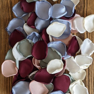 Bruiloftsdecor, rustieke landelijke bruiloft centerpieces voor tafel, stoffige blauwe bordeauxrode salie rozenblaadjes voor gangpad, feestdoosvuller, bloemen gooien