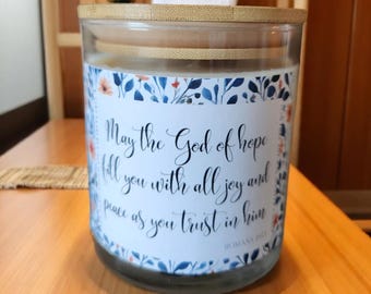 Romans 15:13 Candle – 8oz Soy Wax – Bible Verse Candle – Christian Gift – Hope & Peace – Inspirational Scripture Decor – Faith Candle