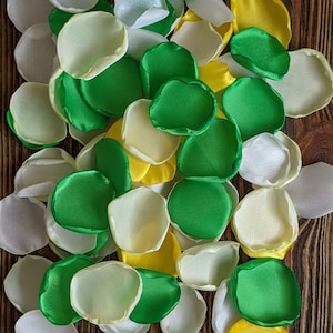 Pétalas de rosa verde-esmeralda e amarela em grande quantidade para decoração de casamento, cesta para daminha de honra, passadeira para o corredor, chá de panela, jogo clássico.