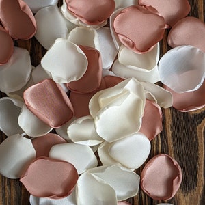 Arranjos de mesa para bolo de casamento com pétalas de flores em tons de marfim, creme e ouro rosa, ideais para chá de panela e para a entrada da noiva.