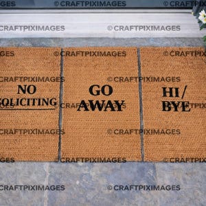 Puede incluir: Un juego de tres felpudos rectangulares hechos de un material de fibra natural. Las alfombras tienen texto negro que dice "NO SOLICITING", "GO AWAY" y "HI/BYE". Zapatos marrones y plantas en macetas son visibles a ambos lados de las alfombras.