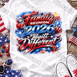 Pode incluir: Camiseta branca com um design patriótico com as palavras "Family Reunion 2026 Built Different" em vermelho e azul. O design inclui estrelas, corações e elementos da bandeira americana. A camiseta é cercada por acessórios patrióticos.