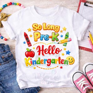 Könnte beinhalten: Weißes T-Shirt mit dem Text "So Long Pre-K Hello Kindergarten" in bunten Buchstaben. Das Design umfasst einen roten Buntstift, einen grünen Buntstift, einen gelben Bleistift, einen roten Apfel, Sterne und ein Smiley.