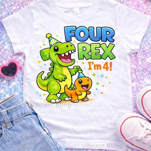 Op de afbeelding: Wit T-shirt met een kleurrijke dinosaurusafbeelding. Het ontwerp toont twee cartoon dinosaurussen met feesthoeden, met de tekst "FOUR REX I'm 4!". Het shirt is geschikt voor de vierde verjaardag van een kind.