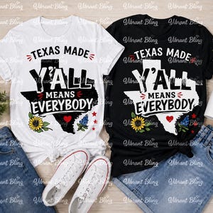 Może przedstawiać: Dwie koszulki, jedna biała i jedna czarna, z napisem "TEXAS MADE Y'ALL MEANS EVERYBODY" w kształcie Teksasu. Projekt zawiera słonecznik, serce i niebieski kwiatek. Koszulki są prezentowane z niebieskimi szortami dżinsowymi i białymi trampkami.