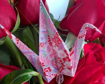 Dulce regalo de San Valentín: grulla de la paz de origami. Se cuelga de un lazo dorado con cristal. Hermoso todo el año. Un detalle único en el regalo. #B4HGvt
