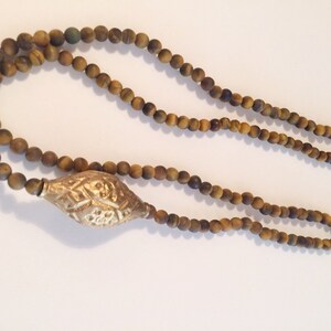 Jewel ketting ketting sautoir Matt Tiger eye kralen en grote oude vermeil keramische kraal Afghanistan Afrika - MCMirabiliaCurios