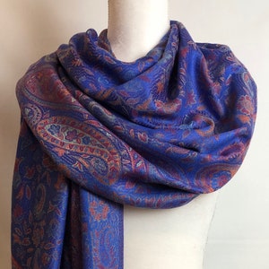 Royal Blue Pashmina Shawl: Miękki wiskozowy, dwustronny szal owijany