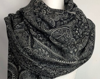 Shawl handmade of pure soft Wool with beautiful pattern in many shades of Gray. Authentic Indian Scarf. Unisex Reversible Wrap. UNIQUE PIECE