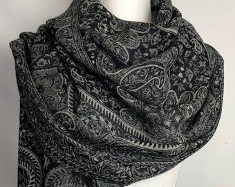 Dreieckstuch aus reiner weicher Wolle mit wunderschönem Muster in vielen Grautönen. Authentischer indischer Schal. Unisex Wende Wrap. EINZELSTÜCK