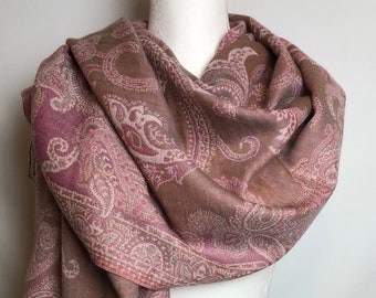 Shawl handmade of pure soft Wool with delicate pattern in Old Rose, light Pink and Beige. Authentic Indian scarf. Reversible Wrap