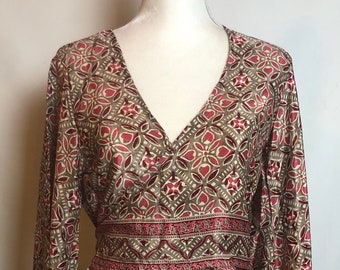 Seidenoberteil aus indischen Saris, BoHo-Oberteil, rote Wickelbluse, Seidenwickel-Crop-Top mit ausgestellten Ärmeln, verstellbare Bluse, rot-rosa-beiges Hemd