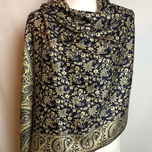 Pashmina Schal in dunklem Marineblau und klarem Beige. Authentischer Indianerschal aus hochwertiger weicher Viskose. Wende Wrap. Perfektes Geschenk Bild 2