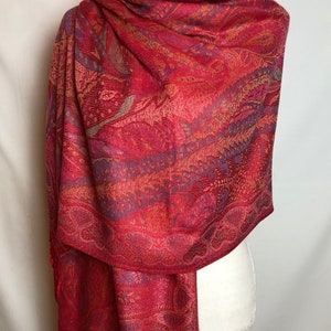 Knallroter Pashmina Schal aus weicher Viscose Ultralight. Farbenfroher Unisex Schal. Wende-Wrap. Feine Stola. Bild 3