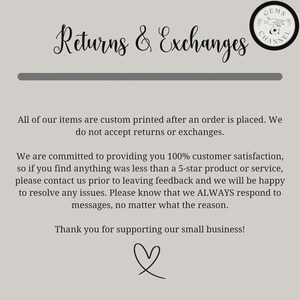 Puede incluir: Gr&aacute;fico gris claro con el texto "Returns & Exchanges" en cursiva. El texto va seguido de un mensaje sobre la impresi&oacute;n personalizada y la satisfacci&oacute;n del cliente. Un peque&ntilde;o gr&aacute;fico de coraz&oacute;n en la parte inferior.