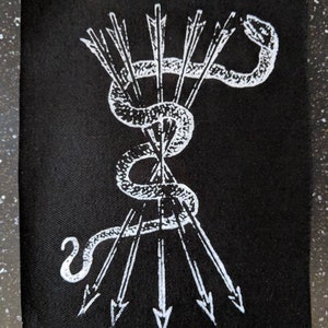 Parche de tela Vis Nescia Vinci - Serpiente con flechas