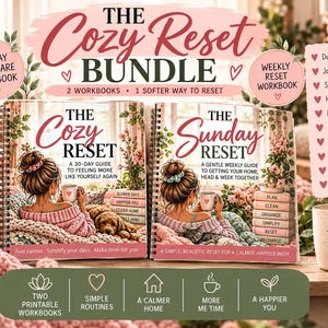 Könnte beinhalten: Das Cozy Reset Bundle enthält zwei spiralgebundene Arbeitsbücher mit den Titeln The Cozy Reset und The Sunday Reset. Die Einbände zeigen Illustrationen mit gemütlicher Ästhetik, Text und Blumenakzenten. Eine Kerze, eine Tasse und eine Liste sind sichtbar.