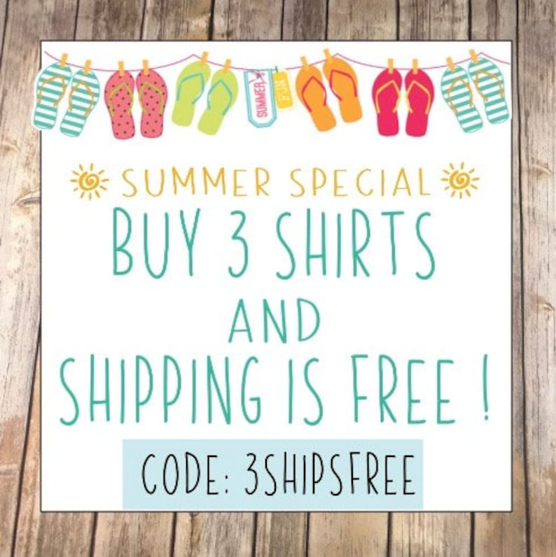 Pu&ograve; includere: Un cartello bianco con un filo da bucato e infradito colorate in verde acqua, rosa, verde lime, arancione e rosso. Il testo recita: SUMMER SPECIAL BUY 3 SHIRTS AND SHIPPING IS FREE! CODE: 3SHIPSFREE. Due icone di sole giallo fiancheggiano il testo.