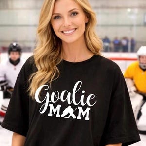 Chemise de maman de gardien de but de hockey, couleurs d'équipe personnalisées, cadeau de hockey image 1