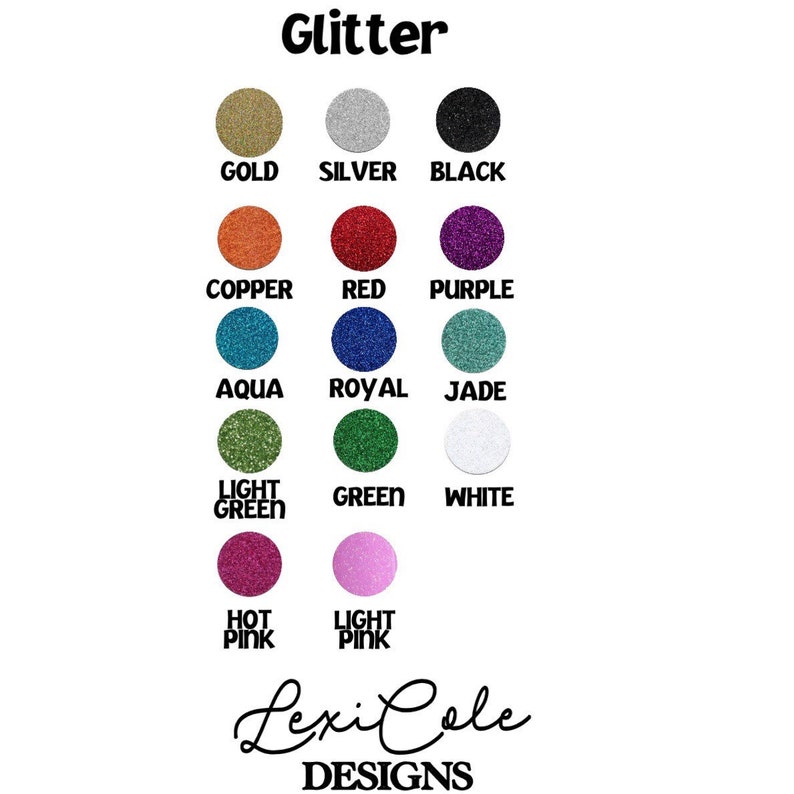 Peut inclure: Un nuancier de paillettes avec des couleurs telles que l'or, l'argent, le noir, le cuivre, le rouge, le violet, l'aqua, le bleu roi, le jade, le vert clair, le vert, le blanc, le rose vif et le rose clair. Le mot "Glitter" est en haut, avec "LexiCole DESIGNS" en bas.