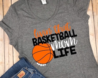 Camiseta con cuello en V "Livin that Basketball Mom Life", camiseta para mamá de baloncesto, camiseta para mamá de baloncesto, camiseta de baloncesto para mamá, regalo del Día de la Madre, camiseta para mamá