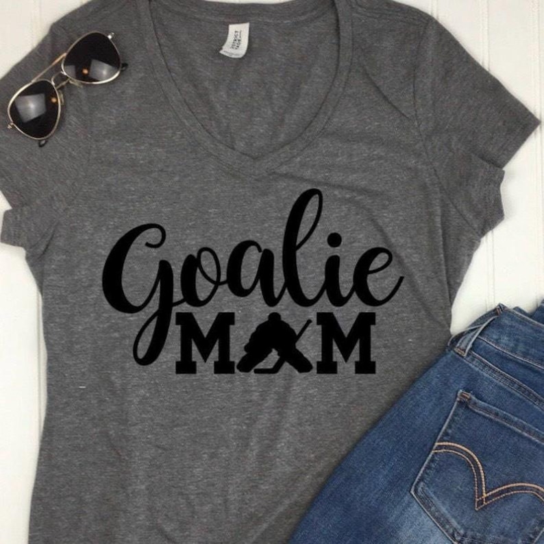 Chemise de maman de gardien de but de hockey, couleurs d'équipe personnalisées, cadeau de hockey image 2