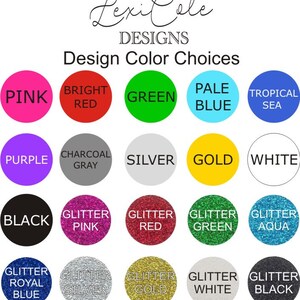 Pu&ograve; includere: Una tabella colori di LexiCole DESIGNS con venti campioni circolari etichettati con testo, tra cui Pink, Bright Red, Green, Pale Blue, Tropical Sea, Purple, Charcoal Gray, Silver, Gold, White, Black e varie opzioni glitter.