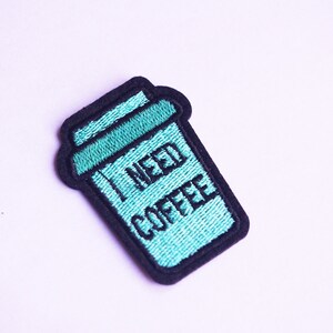 patch café, gobelet de café, écusson I need coffee, applique brodée vert turquoise 5 x 3.5 cm image 3