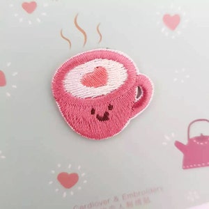 patch autocollant tasse de café sticker rose avec coeur, mini écusson kawaii, petite applique brodée thermocollante 3 x 2.5 cm