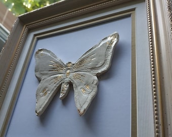 Marco de alas de ángel de cerámica con decoración blanca