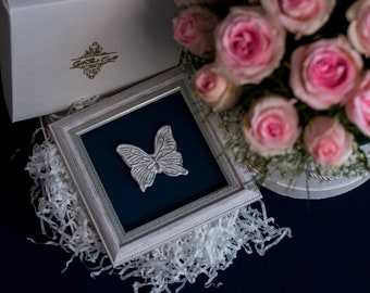 Arte colgante 3D con mariposa azul enmarcada