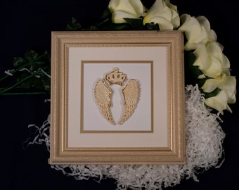 Cuadro decorativo de cerámica con forma de alas de ángel y marco con detalles dorados (24 x 24 cm)