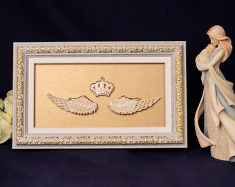 Marco de cerámica con alas de ángel - Decoración blanca y dorada (19 x 31 cm)