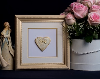 Arte de pared enmarcado con corazón blanco: regalo de pareja de arcilla 3D