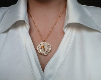 Flower pendant white ceramic with gold