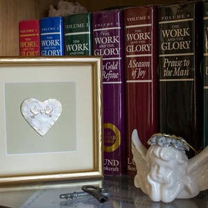 Dove decor gold glitter heart picture
