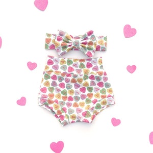 Valentinstag Bummies / Bummie und Schleife Sets / Herz Bummies / Konversationsherzen / Baby Valentinstag Outfit