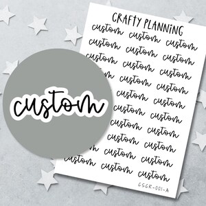 Op de afbeelding: Een wit stickervel met de titel Crafty Planning met meerdere rijen van het woord custom in een zwart cursief lettertype. Een grote grijze cirkelvormige overlay toont een enkele custom sticker met een witte rand. De code CSCR-001-A staat onderaan gedrukt.