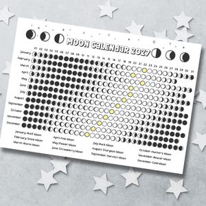 Può includere: Un calendario lunare 2027 stampato su sfondo bianco con icone circolari in bianco e nero che rappresentano le fasi lunari per ogni giorno. Il grafico include i nomi dei mesi, i giorni numerati da 1 a 31 e i nomi delle lune piene annuali.