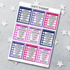Op de afbeelding: Een stickervel met de titel Crafty Planning met acht rechthoekige wekelijkse schoonmaakchecklists in blauw, paars en roze. Elke checklist bevat selectievakjes en de tekst Laundry, Bathrooms, Kitchen, Floors, Dust, Bedrooms. De code LS-064 staat rechtsonder afgedrukt.