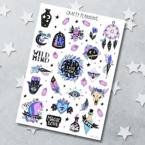 Könnte beinhalten: Ein Stickerbogen mit dem Titel Crafty Planning mit verschiedenen Illustrationen wie einem Traumfänger, Kristallen, einem Einhorn, einem Schädel, einer Hamsa-Hand und Flaschen. Der Text umfasst Wild Mind, I Love You, You Are The Best, Magic Love und Magic.