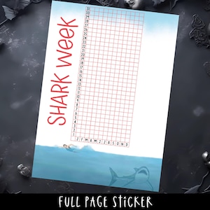 Puede incluir: Una pegatina de página completa con las palabras "Shark Week" en rojo. La pegatina presenta una cuadrícula para el seguimiento, un nadador en el agua y un tiburón. La parte inferior de la pegatina dice "Full Page Sticker".