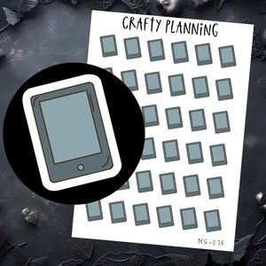 Könnte beinhalten: Planer-Aufkleber mit einem Tablet-Design in Hellblau und Braun. Auf dem Bogen steht "Crafty Planning" und der Code "MS-075". Ein großer Aufkleber des Tablets befindet sich im Vordergrund. Ideal für die Planung.