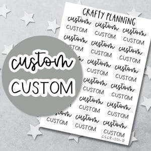 Peut inclure: Une feuille d'autocollants blancs avec le texte CRAFTY PLANNING en haut et plusieurs lignes du mot custom en écriture cursive et en lettres capitales. Une superposition circulaire grise affiche deux exemples des modèles d'autocollants custom.