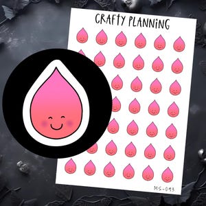 Pode incluir: Uma folha de autocolantes para planeador com um padrão repetido de gotas cor-de-rosa com rostos sorridentes. Um autocolante circular grande com um design de gota rosa e branco está em primeiro plano. As palavras "Crafty Planning" estão no topo da folha.