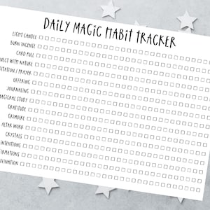 K&ouml;nnte beinhalten: Ein wei&szlig;er Papier-Tages-Gewohnheits-Tracker mit schwarzem Text und Reihen von leeren Kontrollk&auml;stchen. Die Liste enth&auml;lt Punkte wie light candle, burn incense, card pull, connect with nature, meditation, prayer, offering, journaling und divination.