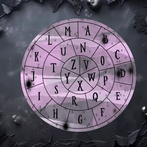 Könnte beinhalten: Ein kreisförmiges Design in Rosa und Schwarz mit einem Alphabet-Chiffre. Die Buchstaben sind kreisförmig angeordnet, mit einem Mittelpunkt und radialen Linien. Der Hintergrund ist eine dunkle, strukturierte Oberfläche mit dekorativen Elementen.